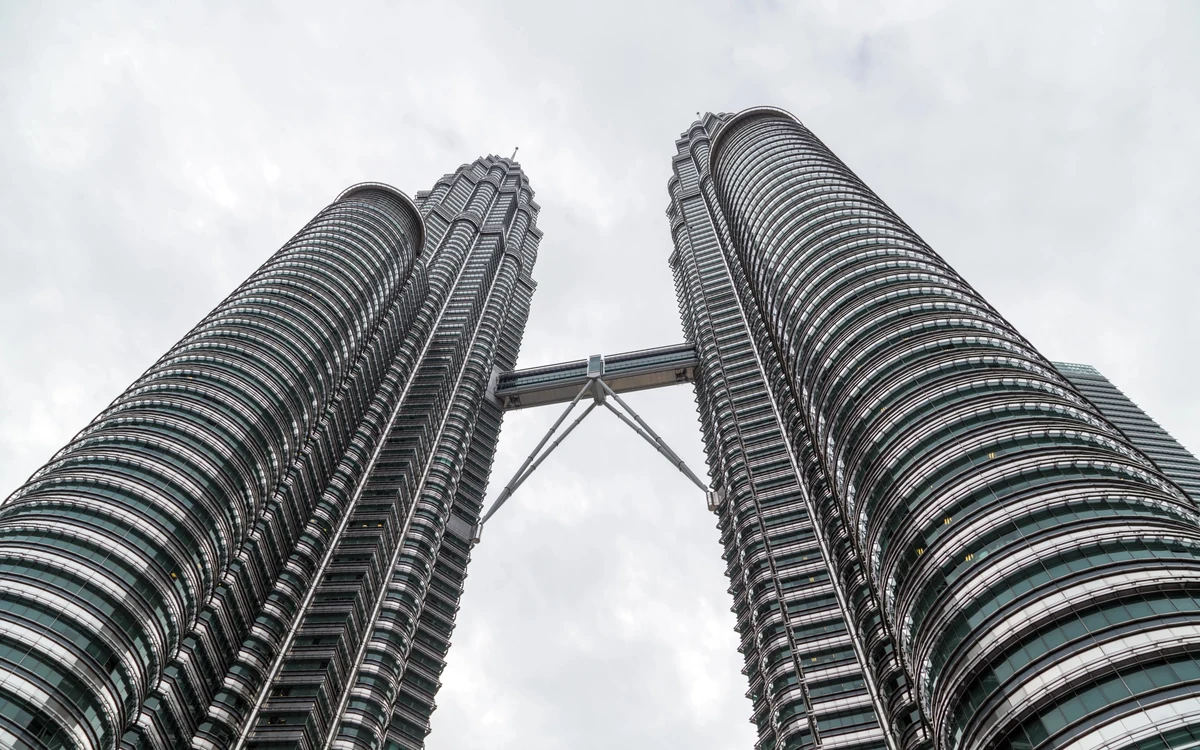 Kuala Lumpur şehir siluetinde Petronas İkiz Kuleleri