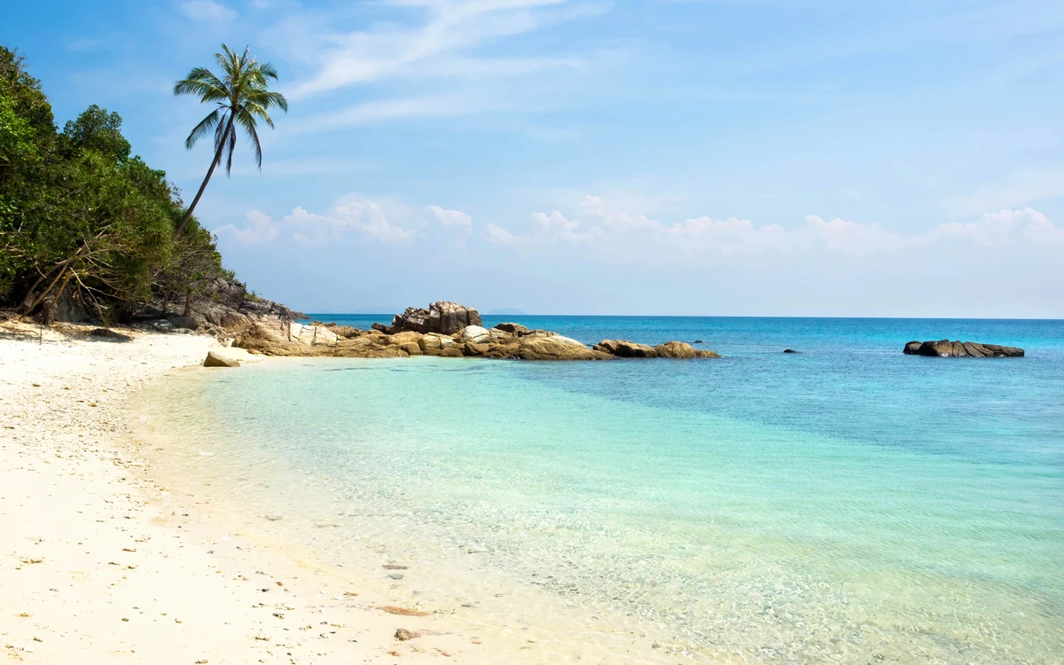 Perhentian Adası turkuaz denizi ve sakin kumsalı