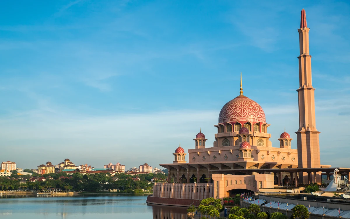 Putrajaya Putra Camii ve modern Malezya mimarisi