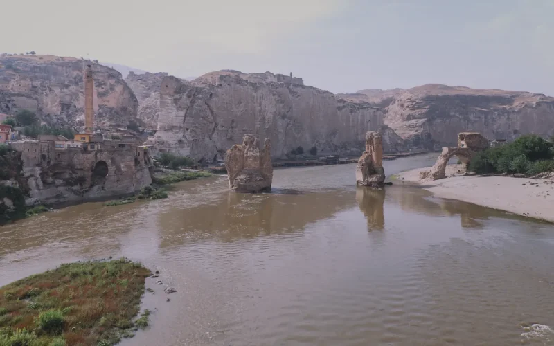 Hasankeyf antik kenti ve Dicle Nehri çevresindeki tarihi manzara