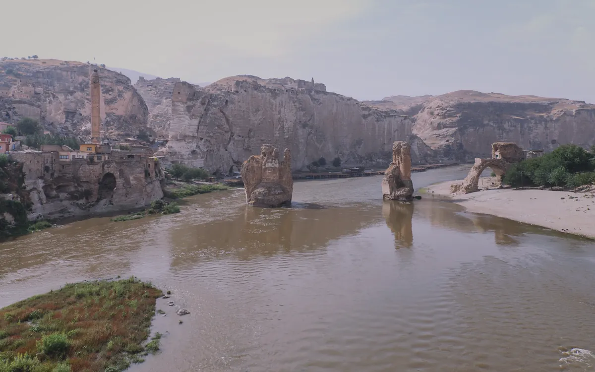 Hasankeyf antik kenti ve Dicle Nehri çevresindeki tarihi manzara