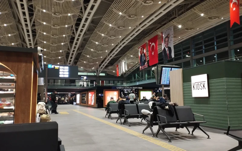 Sabiha Gökçen Havalimanı terminalinde yolcular