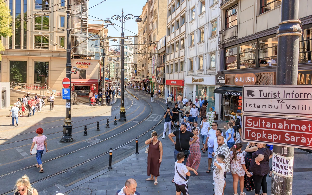 Sultanahmet sokaklarında yürüyen ziyaretçiler