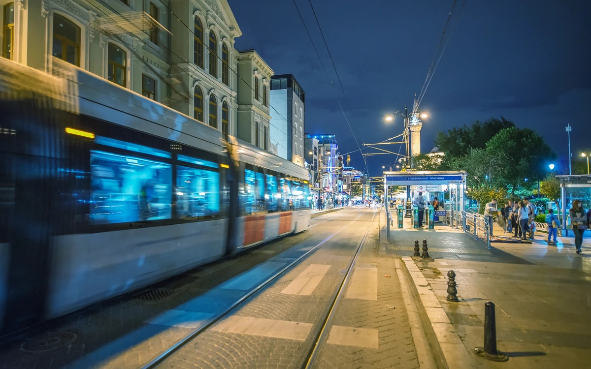 Sultanahmet çevresinde tramvay hattı ve yolcular